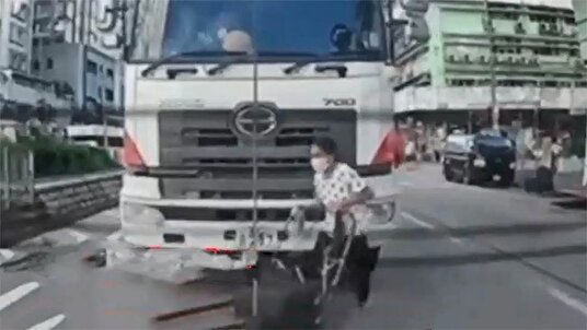 فیلم سقوط وحشتناک یک زن زیر چرخ‌های تریلی !