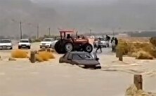 فیلم نجات راننده پژو در سیلاب فارس